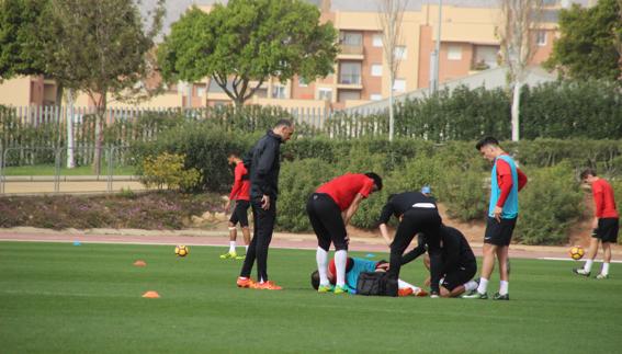 El Almería ensaya hasta sin balón para ganar al UCAM