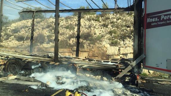 El incendio de un camión obliga a cortar dos carriles de la A-92 a su paso por Loja