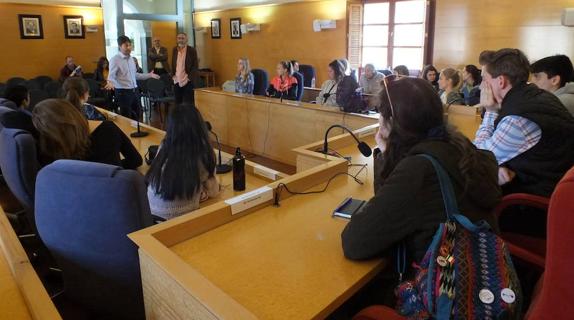Un grupo de estudiantes de Chicago visita el Ayuntamiento