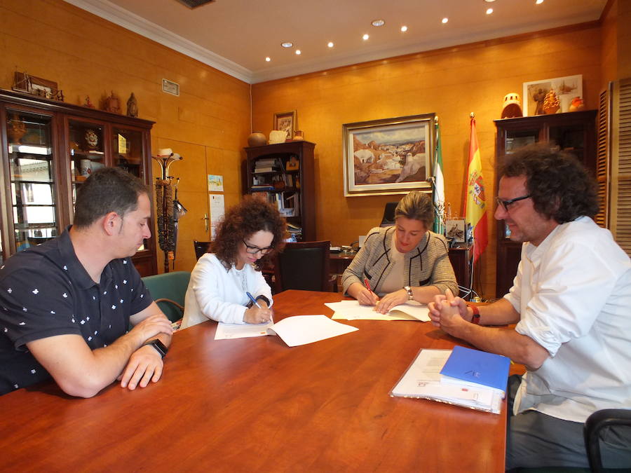 Alcaldesa de Guadix y presidenta de Fegradi han formalizado el acuerdo de colaboración