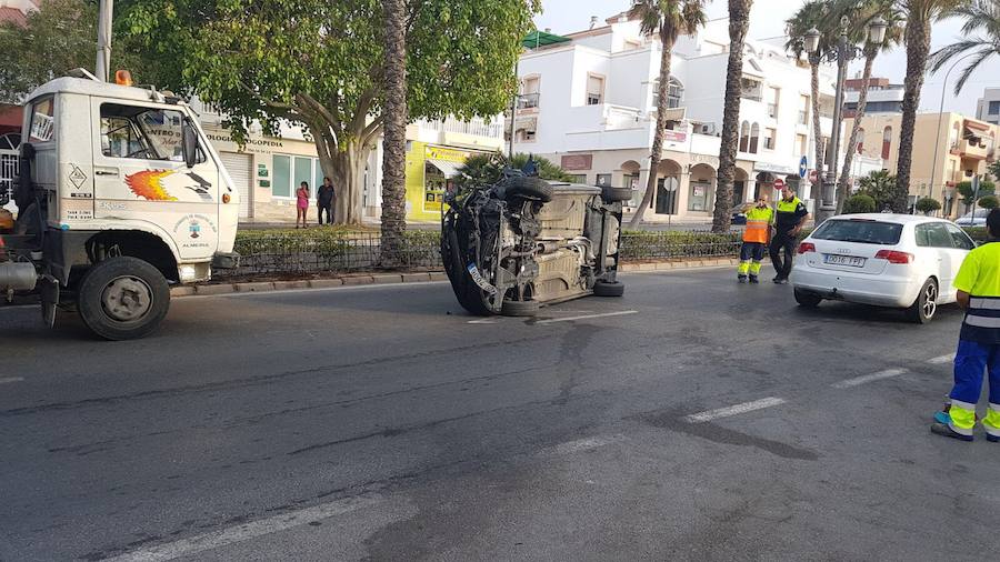 Una mujer herida tras volcar con su vehículo en El Parador