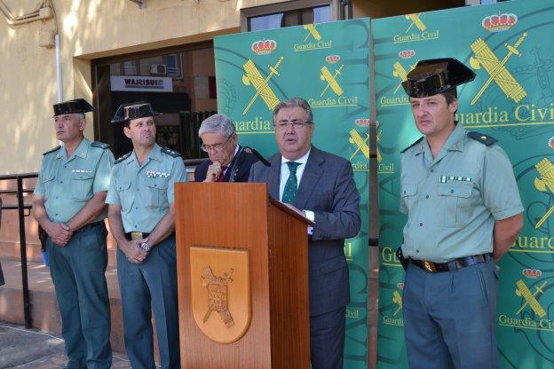 Interior apuesta por la Guardia Civil en Roquetas y anuncia un «proyecto piloto»