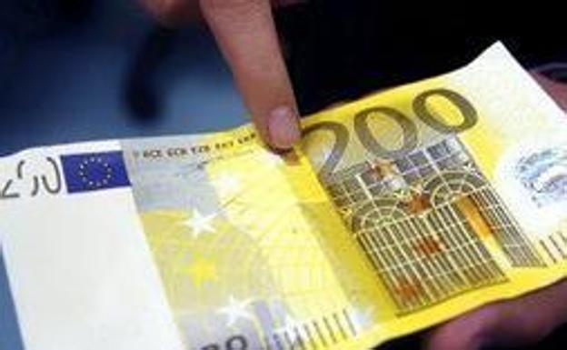 Encuentran 34 billetes falsos de 200 euros dentro de un vehículo en Roquetas de Mar