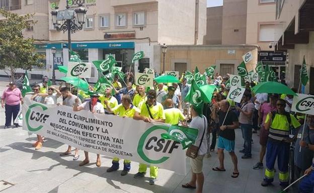 Trabajadores de Urbaser amenazan con una huelga de basuras en Roquetas de Mar si no se negocia el convenio
