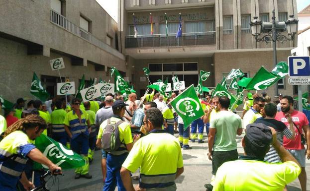 Preocupación en Roquetas por los efectos de una huelga de limpieza en pleno agosto