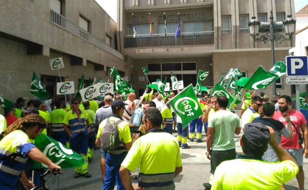 La asamblea de trabajadores de Urbaser decide por mayoría desconvocar la huelga indefinida
