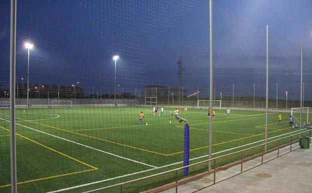 El centro deportivo de Las Marinas estrena por fin su sistema de iluminación