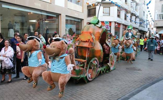 El desfile de carrozas y la ofrenda floral centran las actividades festivas de hoy