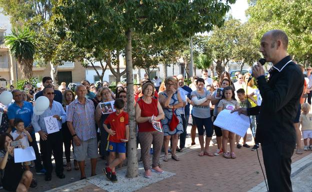 Vecinos de El Solanillo homenajean a las víctimas del atentado de Marsella