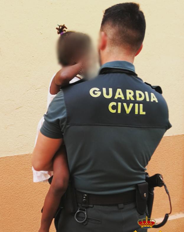 La Guardia Civil auxilia en Roquetas a una niña de tres años que estaba sola y asomada al balcón