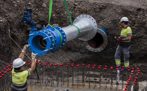 El agua desalada llega ya a todo el municipio tras concluir la red que conecta la desaladora