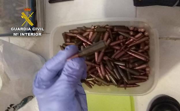 Detenido en Roquetas con dos fusiles Kalashnikov y gran cantidad de munición
