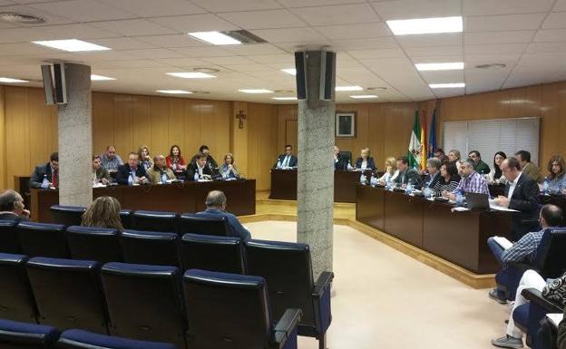 El hospital monopoliza el pleno de presupuestos, que salieron adelante con el apoyo de la edil tránsfuga