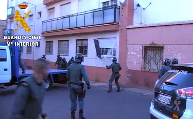 Dos detenidos y un punto de venta desmantelado en Roquetas del Mar