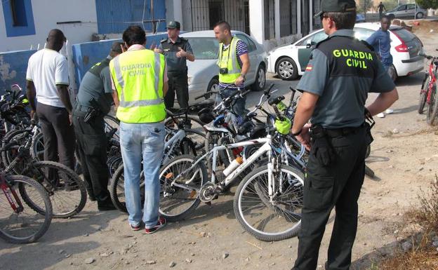 La Guardia Civil esclarece la sustracción de 14 bicicletas en Roquetas de Mar