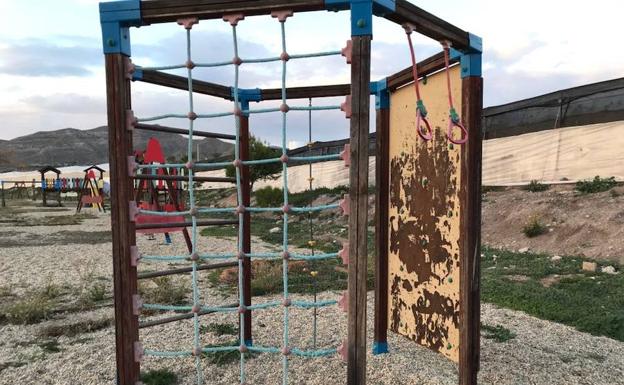 El PSOE denuncia el abandono de la rambla de Las Hortichuelas