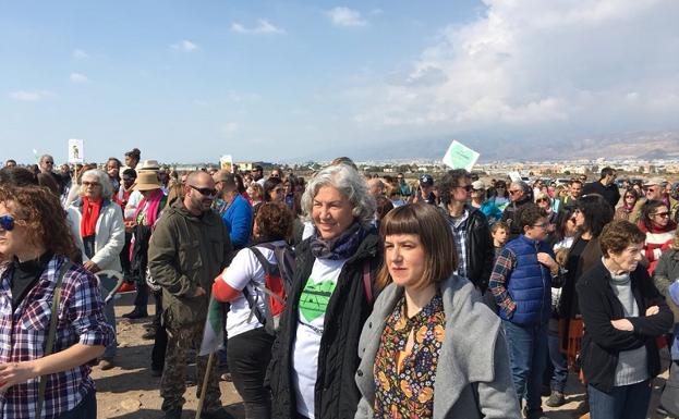 La "cadena humana" a favor de otorgar más protección a Las Salinas de Roquetas congrega a cientos de personas