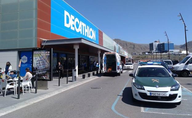 Fallece un hombre de 71 años en el Decathlon de Vícar