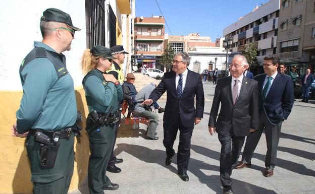 Zoido firma el protocolo para el traslado del cuartel de la Guardia Civil en Roquetas