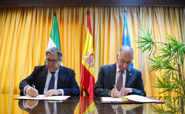 Amat y Zoido firman el protocolo del nuevo cuartel en medio de fuertes críticas por la falta de información