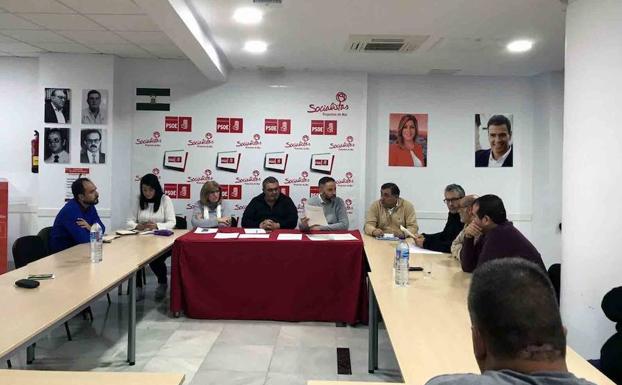 El PSOE organizó un encuentro con el delegado de Economía e Innovación