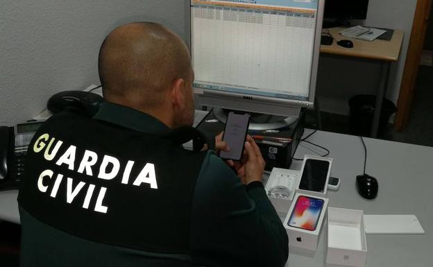 Investigan a un joven de Roquetas de Mar por robar dos móviles de alta gama