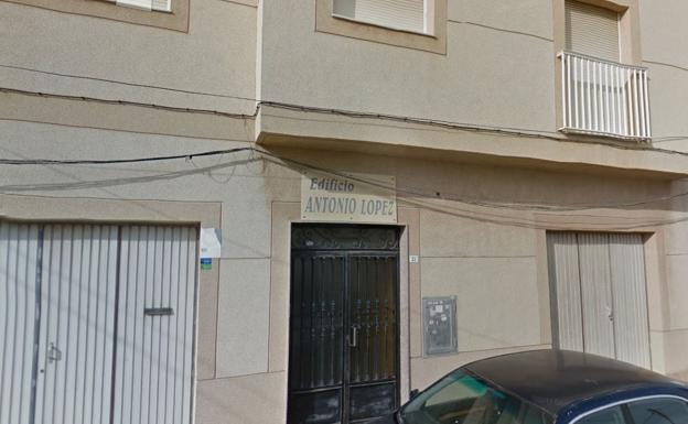 Desalojo preventivo de 14 personas por un incendio en una vivienda de Roquetas de Mar