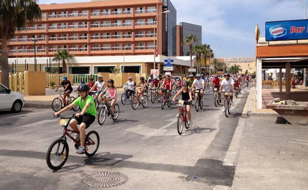 Roquetas pierde rueda con la bicicleta
