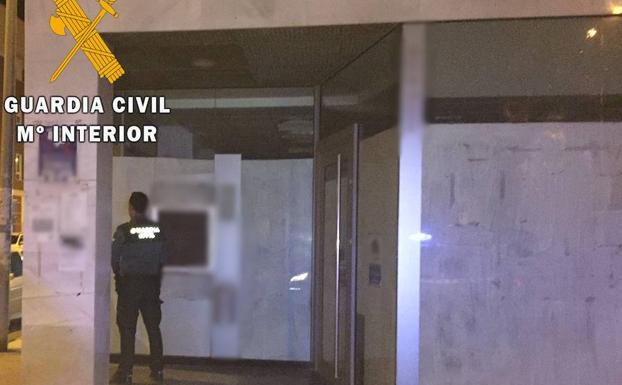 Detenido por amenazar con un arma simulada a dos personas en Roquetas de Mar