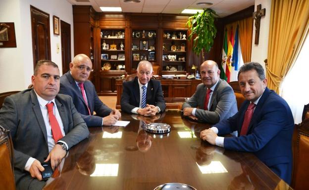 Carrefour adelanta a Amat que aumentará la plantilla del hipermercado de Gran Plaza