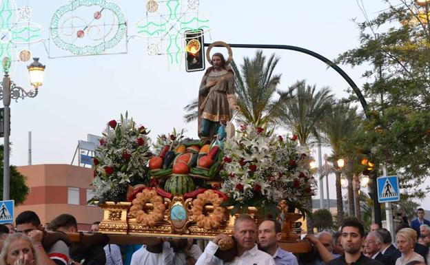 San Isidro procesionó por las calles de El Parador, poniendo fin a sus fiestas patronales