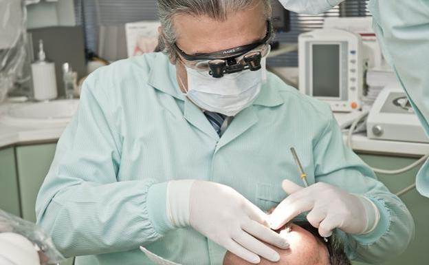 Condenan por intrusismo a un protésico dental que ejerció como odontólogo en Roquetas de Mar