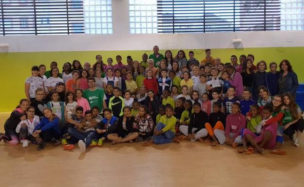 La coral de Madagascar 'Malagasy Gospel' visitó el CEIP Posidonia de Roquetas de Mar