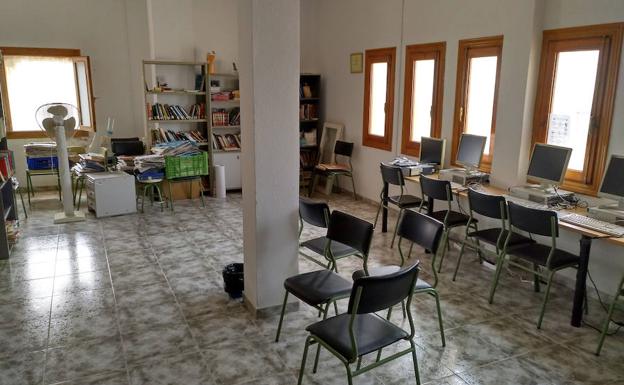 IU reclama ampliar los horarios de las bibliotecas y denuncia problemas de mantenimiento