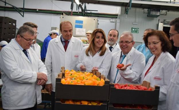 La presidenta de la Junta visitó las instalaciones de Vicasol y habló de su apoyo al sector agrícola