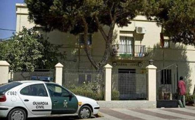 López Carmona recoge opiniones sobre el futuro del cuartel del centro de Roquetas