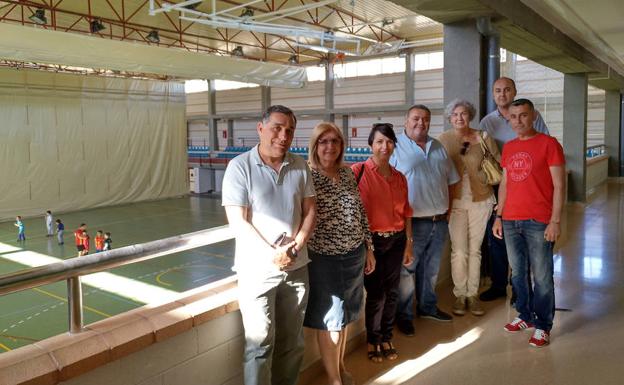 PSOE, IU y Tú Decides denuncian deficiencias en el pabellón de Aguadulce y reclaman su ampliación