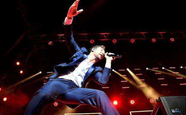 Bisbal triunfa en el ruedo de Roquetas de Mar en el inicio de su gira veraniega