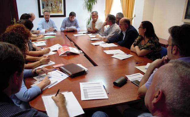 Ayuntamiento y agentes económicos y sociales preparan un plan de inserción laboral