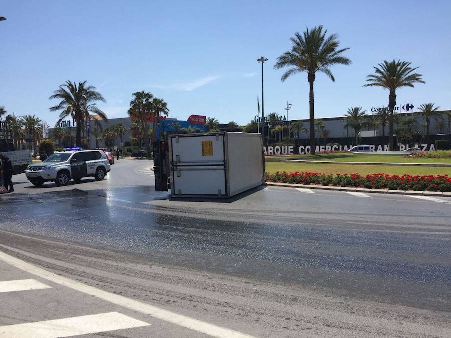 Vuelca un camión en la rotonda de Gran Plaza