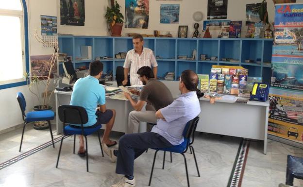 El Ayuntamiento reforzará la atención en las oficinas de turismo con una empresa