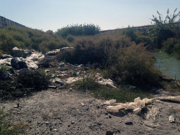 El PSOE acusa a AMAT de olvidarse de mantener las ramblas