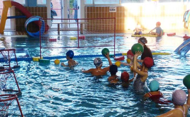Cursillos intensivos de natación en el mes de julio en el CDU de El Parador