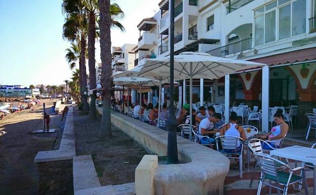 El PSOE exige al PP que busque la forma de salvar las terrazas de los paseos marítimos