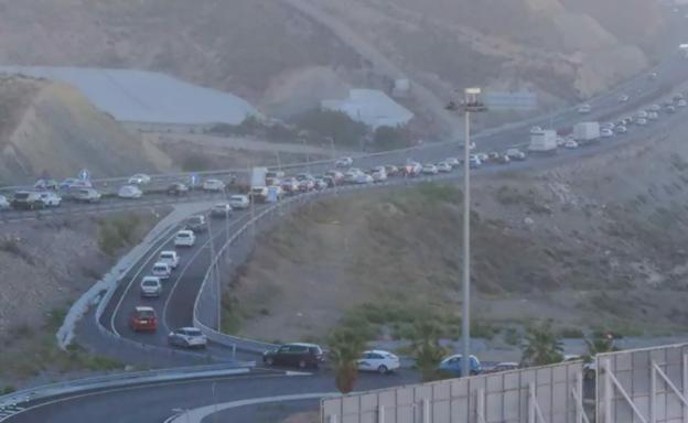 Primeros atascos en la A7 a su paso por Aguadulce tras el corte de El Cañarete