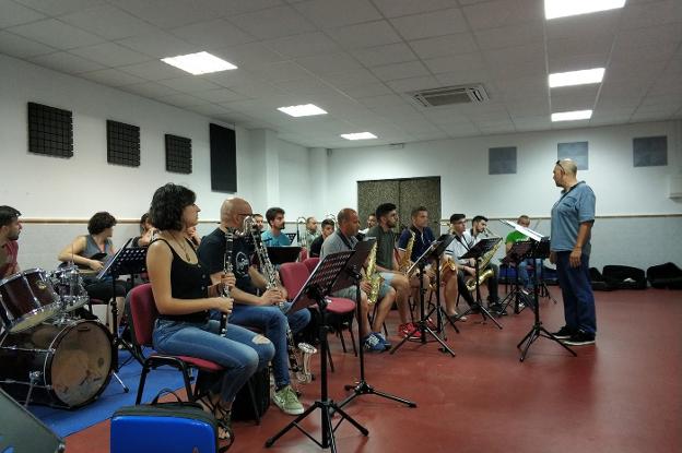 Sergi Vergés aporta su prestigio al curso de dirección de Big Band en Roquetas