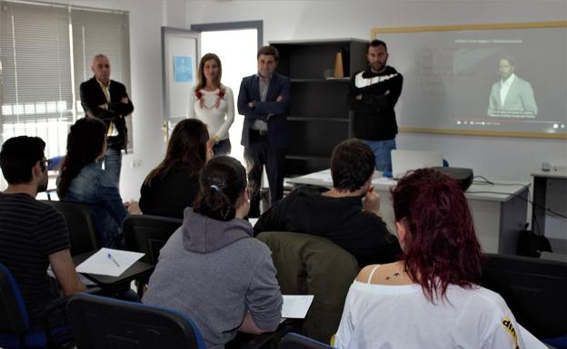 El lunes arrancan las entrevistas para 15 cursos de formación remunerada de Emplea Roquetas