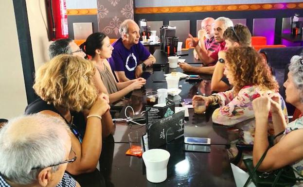 Isabel Franco mantuvo un encuentro con militantes de Podemos Roquetas