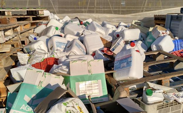 IU acusa a Amat de «mirar para otro lado» ante el problema de los envases de fitosanitarios