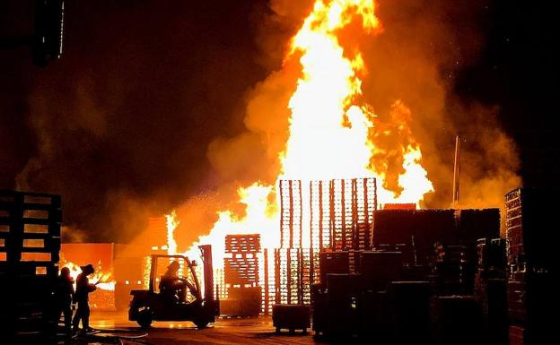 Arde una nave de envases en el paraje Las Canteras de Vícar